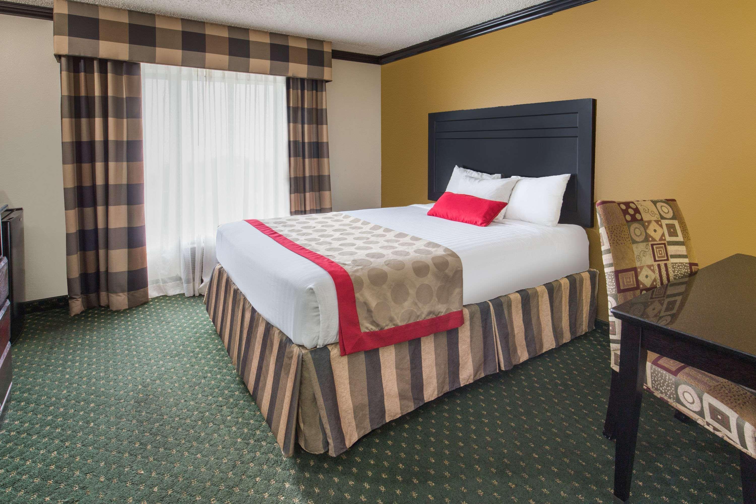Ramada By Wyndham Ontario Hotel Exterior foto