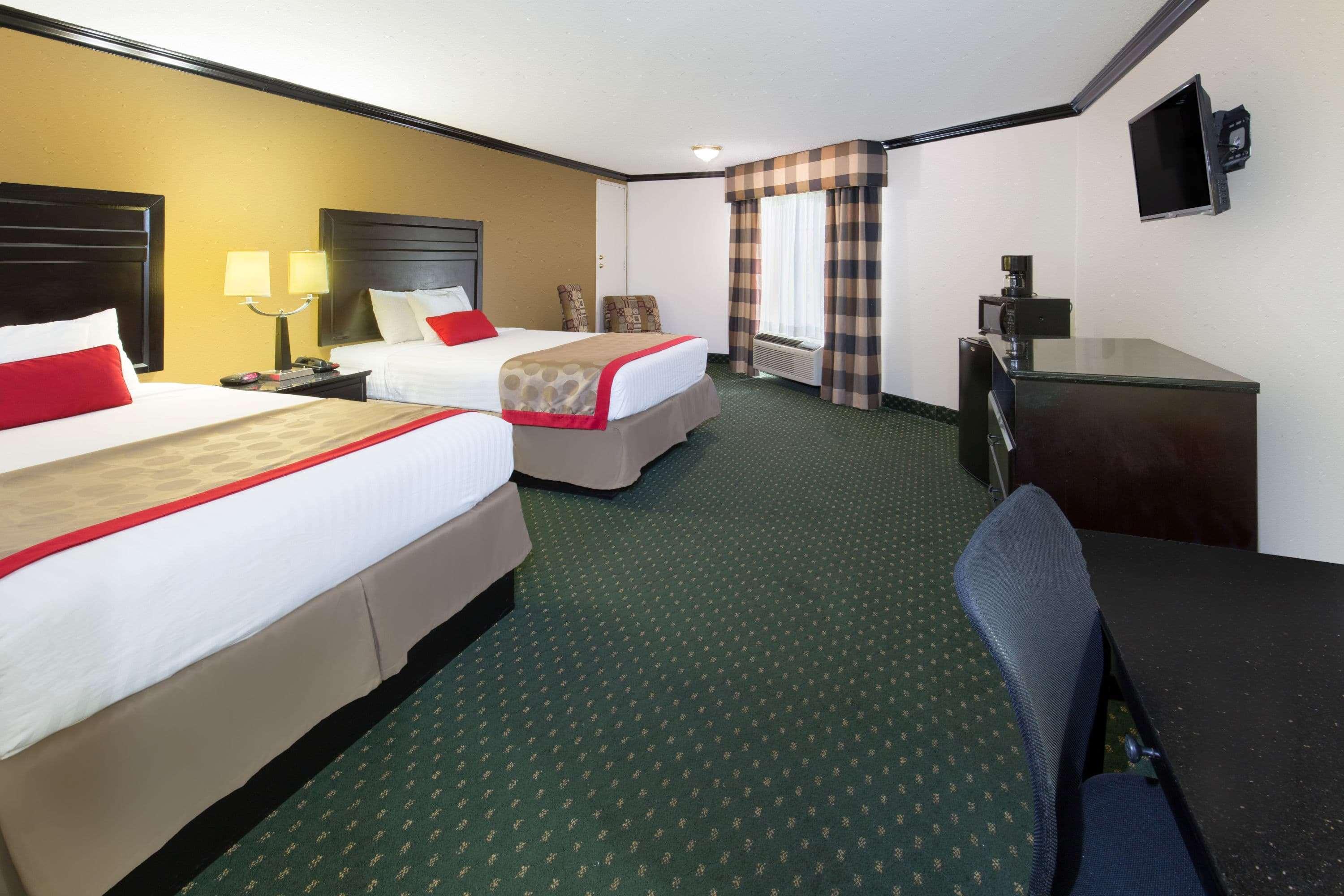 Ramada By Wyndham Ontario Hotel Exterior foto
