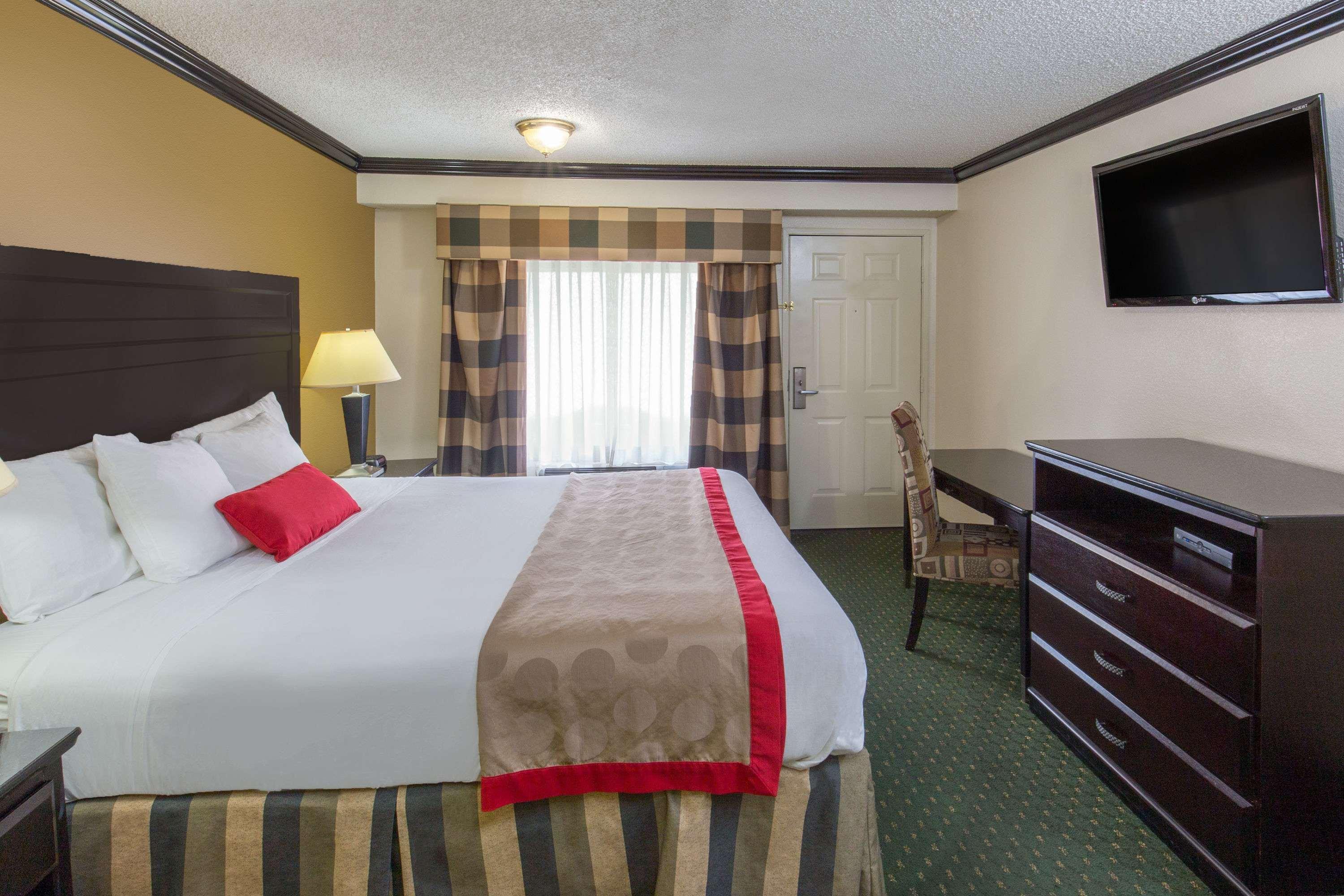 Ramada By Wyndham Ontario Hotel Exterior foto
