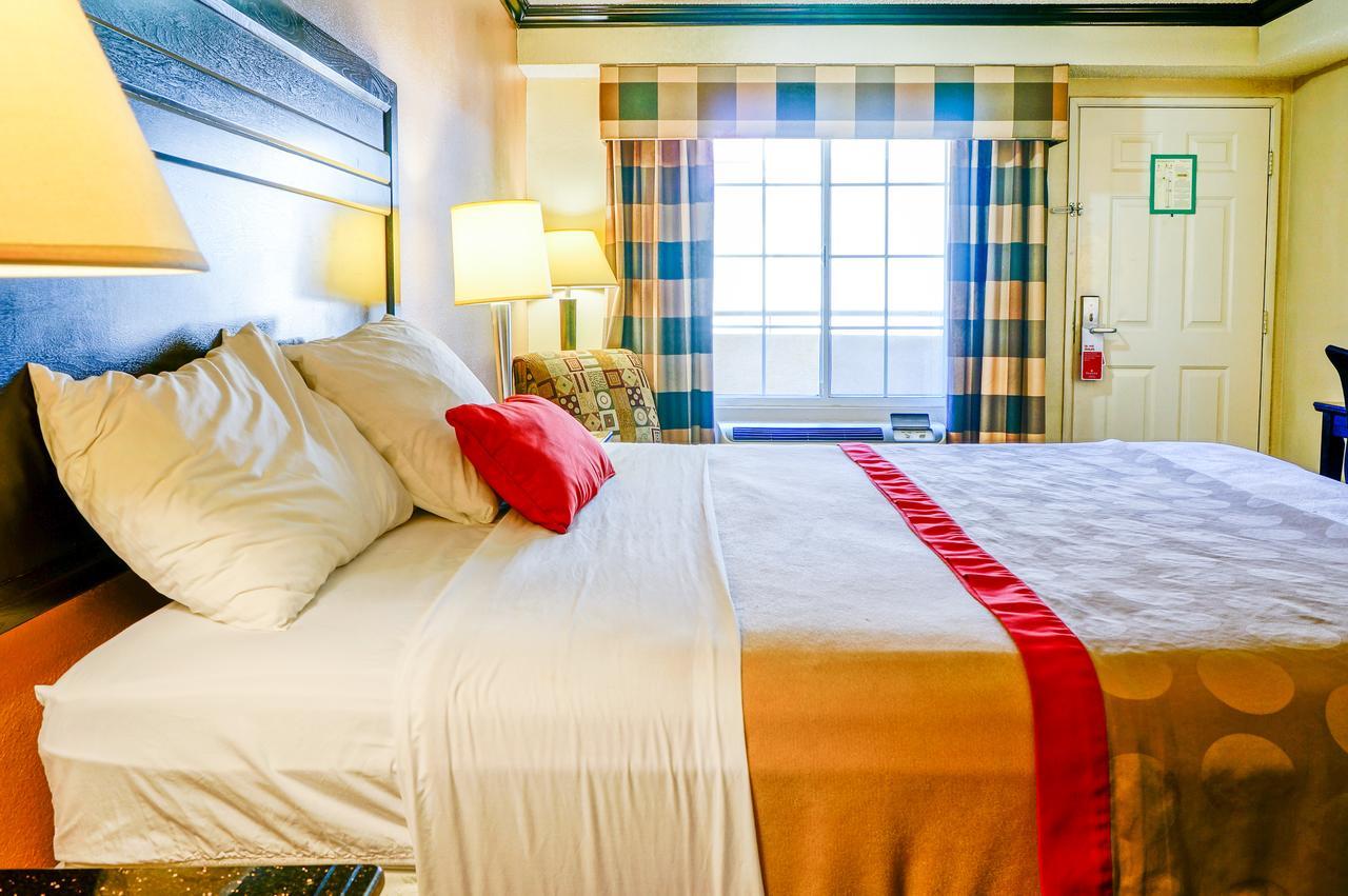 Ramada By Wyndham Ontario Hotel Quarto foto